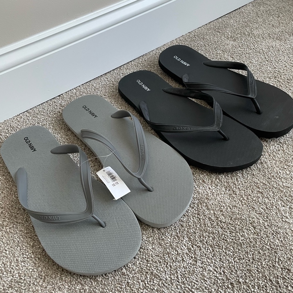 NWT 2 Pairs Old Navy Size 13 Men’s Black/Gray Flip Flops